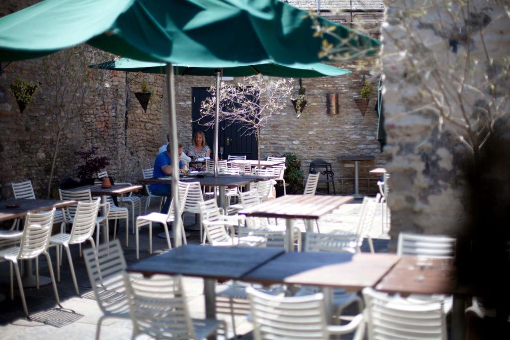פרום The Archangel,Restaurant & Bar With Rooms מראה חיצוני תמונה
